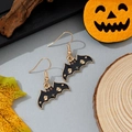 Détail de boucles d'oreilles chauve-souris en émail noir avec étoiles sur fond d'automne - Style Chauve-souris Noire Imprimée (22)