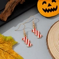 Détail de boucles d'oreilles bonbon d'Halloween avec émail rouge et blanc sur base dorée - Style Bonbon Rouge et Blanc (24)