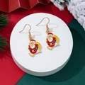 Nahaufnahme von Weihnachtsmann-Emaille-Ohrringen mit festlichem Dekor auf Tablett - Weihnachtsmann mit Geschenksack-Stil (9)