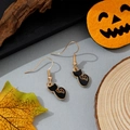 Détail de boucles d'oreilles chat noir et crochets dorés sur fond de fête d'Halloween - Style Silhouette de Chat Noir Assis (26)