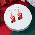 Detailaufnahme roter Emaille-Weihnachtssocken-Ohrringe mit goldenen Schneeflocken-Mustern - Gestreifte Weihnachtssocken-Stil (13)