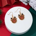 Detailaufnahme der Weihnachts-Rentier-Ohrringe mit braunem Emaille auf weißem Podest - Rentier-Gesicht-Stil (16)