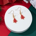Detailansicht der Weihnachtsbaum-Ohrringe mit roter Emaille und goldenen Sternornamenten - Minimalistischer Weihnachtsbaum-Stil (17)