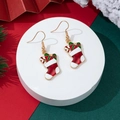 Details von Emaille-Weihnachtssocken-Ohrringen mit Schleife und Zuckerstangen-Anhängern - Rot-Weiße Weihnachtssocken-Stil (18)
