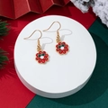 Weihnachtskranz-Ohrringe mit roter Emaille-Blume und grüner Schleife auf Podest - Weihnachtskranz-Stil (21)