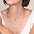 Gros plan d'un collier chaîne box minimaliste en acier inoxydable plaqué or 18 carats - 50cm / 1mm Couleur Or