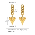 Dettaglio degli orecchini a cuore dorati con maglie a catena e misure precise - Oro