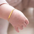 Macro detail of baby identification bracelet in gold finish with customizable blank bar - Gold 12+3cm