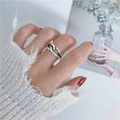 Detalle de anillo de cadena plateado con acabado vintage en mano con suéter - Abierto Ajustable / Diseño de Cadena de Eslabones Dobles Vintage (1256)