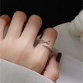 Anillo cruzado bañado en plata con circonitas microengastadas para un estilo elegante - Abierto Ajustable / Cruz Brillante Abierta