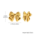 Vue détaillée des boucles d'oreilles nœud doré avec dimensions de 2,75 cm de large et 2,2 cm - Or