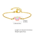 Detail van gouden vlinderarmband met emaille, karabijnsluiting en K18-label - Armband
