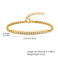 Gros plan d'un bracelet en acier doré avec barre de zircons et chaîne à mailles carrées - Or