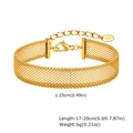Detail eines 18K Gold Mesh-Armbands mit K18-Anhänger und praktischem Karabinerverschluss - Armband