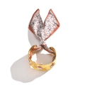 Goldener Hammerschlag-Armreif mit einem orange-weißen Seidenschal mit geometrischem Muster - Gold Armband Mit Geometrischem Schal