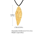 Dettaglio del ciondolo a foglia dorata con misure e cordino nero regolabile - Forma di foglia piuma (NC-2112G)