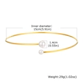 Dettaglio del girocollo rigido dorato in acciaio con perle sintetiche da 1,4 cm - Oro