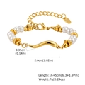 Dettaglio bracciale di perle con ciondolo dorato K18 e chiusura a moschettone regolabile - Design Perla Artificiale con Barra Ondulata (BR-2367G)