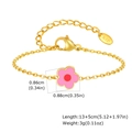 Detail van roze emaille bloemenbedel aan gouden roestvrijstalen ketting met K18-tag - Vijfbladige Bloem Stijl (JC-230G02)