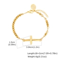 Vista detallada de la pulsera de cuentas doradas con cruz y medalla ovalada santa - Medalla de San Benito con Cuentas Doradas (Estilo 5)