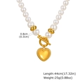 Detailansicht der goldenen Herzanhänger mit Knebelverschluss an 8mm Perlenkette - Gold