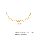 Detail der goldenen Wellenkette mit einem runden 0,6 cm Zirkonia-Stein als Anhänger - Halskette
