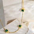 Dettaglio di pietre verdi quadrate su collana a doppio strato in acciaio inossidabile dorato - Stile Quadrato Verde (UK01)