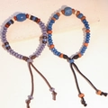 Dettaglio di braccialetti bohémien in rilievo in ceramica con motivi etnici di ossa oracolari - MU24