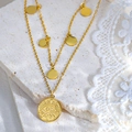 Dettaglio della collana a due strati dorata con ciondolo occhio e piccoli dischi - Stile Occhio di Sole (UK02)