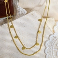 Dettaglio della collana a doppio strato placcata oro 18K con cuori e catena snake - Collana Doppio Cuore (UK06)