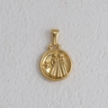 Détail du pendentif zodiaque plaqué or 18k avec relief de jumeaux et motif d'étoile - Gémeaux - Or