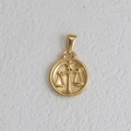 Macro d'un pendentif signe Balance en or avec détails de balance et étoile - Balance - Or