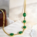 Dettaglio della collana a catena serpente placcata oro 18K con cinque gemme verdi - Catena Piatta Pietra Verde (UK08)