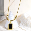 Dettaglio della collana vintage placcata oro 18K con ciondolo nero e bordo di zirconi - Stile Quattro Quadrati Neri (UK09)