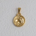 Dettaglio del ciondolo zodiacale placcato oro 18k con motivo a stelle in rilievo - Vergine - Oro