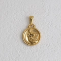 Dettaglio del ciondolo zodiacale leone vintage in oro con rilievo di leone e stella - Leone - Oro
