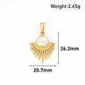 Détail macro du pendentif soleil doré 24K avec nacre blanche, taille 26,2mm par 20,7mm - Forme Soleil Radiant (CT02) / Or