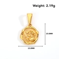 Makro-Detail eines 24k vergoldeten Rosen-Reliefanhängers mit Maßen 13,8x15,6 mm - Rosenrelief (DN01) / Gold