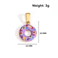 Dettaglio di un ciondolo a ciambella viola con granella colorata e altezza 18,3 mm - Ciambella Viola - Oro