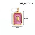 Vue détaillée du pendentif rectangulaire en résine rose avec lettre I dorée et mesures - Style Rectangulaire Lettre I Rose (CTS06) / Or