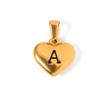 Dettaglio del ciondolo a cuore placcato in oro con lettera A incisa nera su fondo bianco - Lettera A - Oro