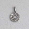 Pendentif Verseau vintage en acier inoxydable argenté avec motif en relief - Verseau - Acier