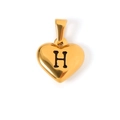 Dettaglio macro di un ciondolo a cuore dorato lucido con lettera H nera incisa - Lettera H - Oro