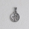 Pendentif Balance en acier inoxydable argenté avec motif de balance en relief - Balance - Acier