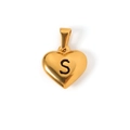 Dettaglio macro del ciondolo a cuore dorato con la lettera S nera incisa al centro - Lettera S - Oro