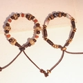 Bracciale etnico in ceramica con motivi ossei oracolari e cordino marrone regolabile - MU05
