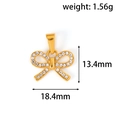 Gedetailleerd beeld van gouden strik hanger met zirkoon inlay en maten 18,4mm x 13,4mm - Strik Stijl (NY04) / Goud