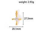 Detailweergave van de gouden roestvrijstalen kruishanger met diamant en 27,5 mm afmetingen - Kruis Stijl (XZY02) / Goud