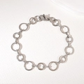 Gros plan détaillé d'un bracelet à maillons cubains argentés avec un fermoir mousqueton - Style à Maillons Ronds (LS02) / Acier