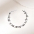 Vue détaillée du bracelet chaîne argentée avec maillons noués et fermoir mousqueton - Style à Maillons Noués (LS06) / Acier